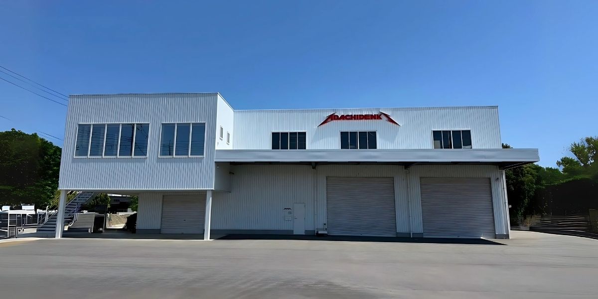 株式会社足立電機の本社外観。茨城県龍ケ崎市松ヶ丘にある2階建ての事務所